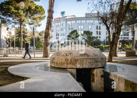 Un bunker en béton dans le parc de la ville de Tirana, Albanie Banque D'Images