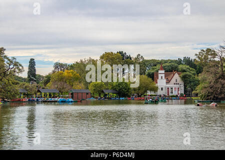 Bois de Palermo (Palermo Woods) Lac avec Sivori Museum sur arrière-plan - Buenos Aires, Argentine Banque D'Images