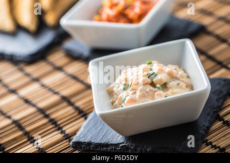 Crémeux au saumon avec des toasts tartare sur l'ardoise. Banque D'Images