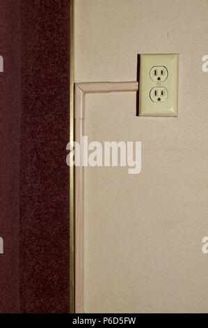 Vieux Mur monté vintage de prise électrique avec douille de montage de surface sur la paroi intérieure de la conduite d'un vieux bâtiment Banque D'Images