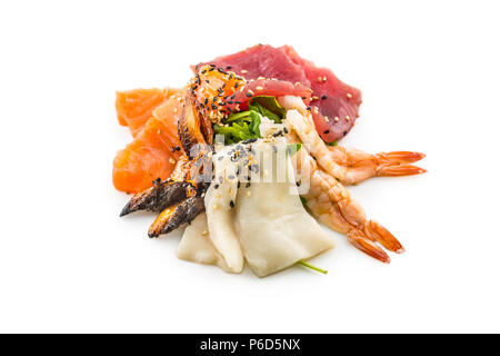 Thon saumon crevettes anguille fumé Salade de poisson de mer d'Asie comme isolé sur blanc. Banque D'Images