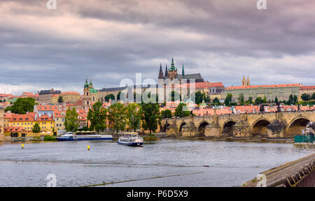 Moody sombre ciel sur le pont Charles et le château de Prague au cours de soir d'été. Prague, République Tchèque Banque D'Images