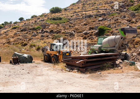 Machines de Construction abandonnés dans un champ rocailleux Banque D'Images