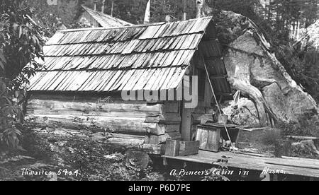 . Anglais : cabane de trappeur, ca. 1912 . Anglais : Légende sur l'image : un pionnier's cabin en Alaska PH Coll 247,721 Sujets (LCTGM) : log cabins--sujets de l'Alaska (LCSH) : Trappers--Homes and haunts--Alaska . vers 1912 79 cabane de trappeur, ca 1912 (THWAITES 321) Banque D'Images