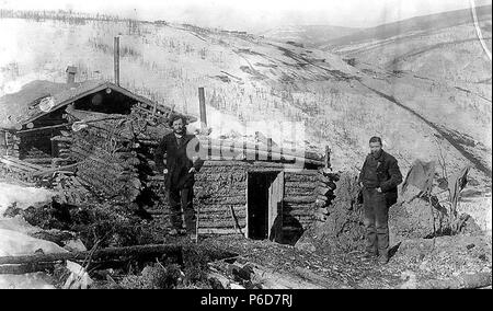 . Anglais : deux hommes debout devant Brewett et Slacker cabine sur Adams Hill, 1899 . Anglais : Au verso de l'image : Brewett et Slacker cabine sur Adams Hill. 1899 PH Coll 35,521 Sujets (LCTGM) : or--Yukon ; Log cabins--Yukon . 1899 79 deux hommes debout devant Brewett et Slacker cabine sur Adams Hill, 1899 (159) SARVANT Banque D'Images