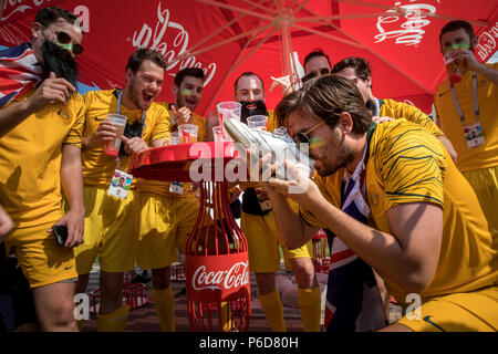 Fans de l'équipe nationale d'Australie Australie match avant d'encouragement et le Pérou sur la Coupe du Monde FIFA 2018 à Sotchi, Russie Banque D'Images