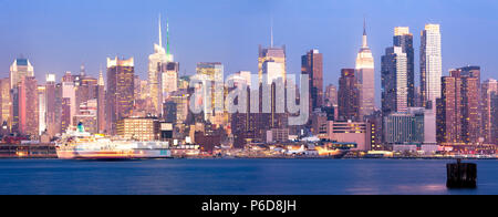 Ponoramic vue sur la skyline de Manhattan de nuit, New York, NY, USA Banque D'Images