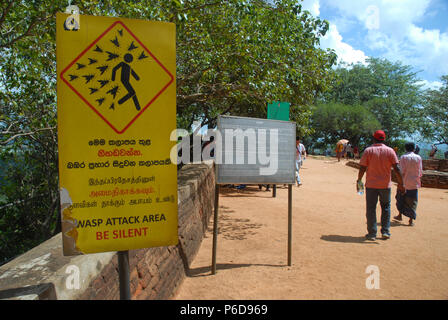 Panneau d'avertissement de la zone d'attaque du guêpe, forteresse du Rocher Sigiriya, Sigiriya, province centrale, Sri Lanka. Banque D'Images