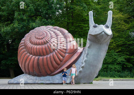 21 juin 2017 : The Sweet Brown Snail, la sculpture a été conçue en 2002 par Jason Rhoades et Paul McCarthy et est situé à Munich, Allemagne Banque D'Images