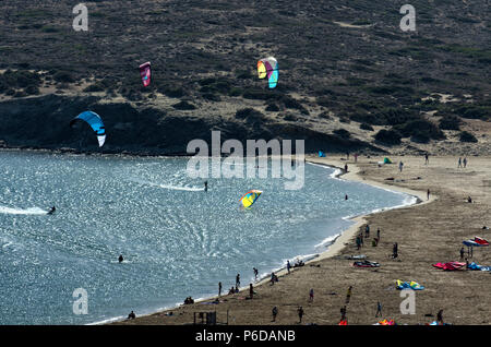 Kitesurfers sur les vagues de la mer Méditerranée à Cap Prasonisi (Grèce) Banque D'Images