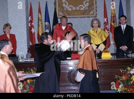 ADOLFO SUAREZ GONZALEZ. ESPAÑOL POLITICO. CEBREROS 1932-. PRESIDENTE DEL GOBIERNO DE ESPAÑA AÑOS 1976 al 1981. INVESTIDO Docteur honoris causa POR LA UNIVERSIDAD POLITECNICA DE MADRID , AÑO 1998. EN PRESENCIA DE LOS REYES DE ESPAÑA. Banque D'Images