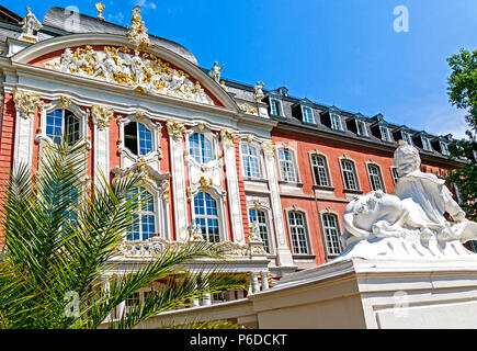 Trier, Allemagne - La Renaissance et rococo building palais électoral est considéré comme un des plus beaux palais de style rococo dans le monde. Banque D'Images