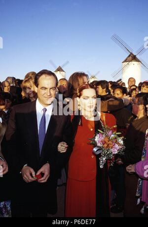 SARA MONTIEL. ACTRIZ Y CANTANTE ESPAÑOLA. 1928 - 2013. LA ACTRIZ Y CANTANTE SARA MONTIEL JUNTO A JOSE BONO DURANTE UN HOMENAJE EN CAMPO DE CRIPTANA. Banque D'Images