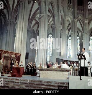 FRANCO BAHAMONDE, FRANCISCO. MILITAR POLITICO Y ESPAÑOL. EL FERROL 1892-1975. JEFE DE ESTADO ESPAÑOL 1937-1975. INAGURACION DE LA NUEVA CATEDRAL DE VITORIA , AÑO 1969. Banque D'Images