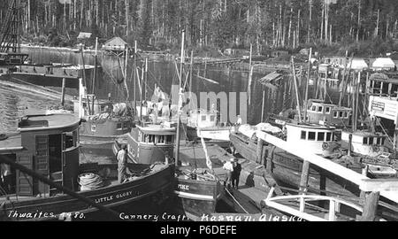 . Anglais : bateaux de pêche au port, Kasaan, ca. 1912 . Anglais : Légende sur l'image : artisanat de la conserverie, Kasaan, Alaska PH Coll 247,641 Kasaan est situé sur le côté est de l'Île du Prince de Galles sur la baie Kasaan, 30 miles au nord-ouest de Ketchikan. Territoire Tlingit de l'origine, Kasaan tire son nom du mot tlingit qui signifie "jolie ville.' Haidas a migré vers le nord des îles de la Reine Charlotte au début des années 1700 à l'île et a créé le village maintenant connue sous le nom de 'vieux' Kasaan 7 miles au sud sur bras Skowl. En 1892, le Queen mine de cuivre, camp, scierie, d'un bureau de poste et magasin ont été construites sur la baie Kasaan, un Banque D'Images