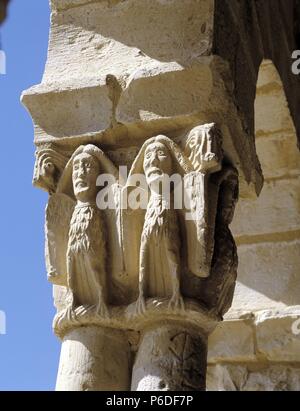 SEGOVIA. SANTIUSTE DE PEDRAZA. IGLESIA DE NUESTRA SEÑORA DE LA VEGA. DETALLE ESCULTORICO DEL CAPITEL. ARTE ROMANICO. Banque D'Images