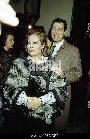MARQUEZ PIQUER , CONCHA. ACTRIZ Y CANTANTE ESPAÑOLA. JUNTO A RAMIRO OLIVEROS , AÑO 1991. Banque D'Images