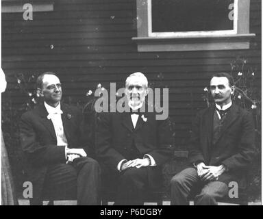 . Anglais : H. Ambrose Kiehl et d'autres assis en face de la maison, Seattle, Washington, 1909 . Anglais : Au verso de l'image : Trois hommes assis. Album de 1.135 Sujets (LCSH) : Kiehl, H. Ambrose ; hommes--Washington (État)--Seattle ; logements--Washington (État)--Seattle ; Portraits, groupe--Washington (État)--Seattle . 1909 51 h Ambrose Kiehl et d'autres assis en face de la maison, Seattle, Washington, 1909 (KIEHL 251) Banque D'Images