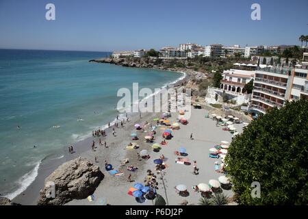 MALAGA. NERJA. PLAYA DE LA TORRECILLA DESDE EL BALCON DE EUROPA. Banque D'Images