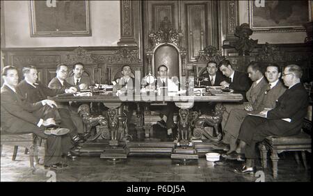 AGUIRRE , JOSE ANTONIO. ESPAÑOL POLITICO. BILBAO 1903 - 1960. PRIMER LEIZAOLA VASCO. PRESIDIENDO EL PRIMER CONSEIL DES MINISTRES DEL GOBIERNO DE EUSKADI. OCTUBRE 1936. FOTO REPRODUCCION. Banque D'Images