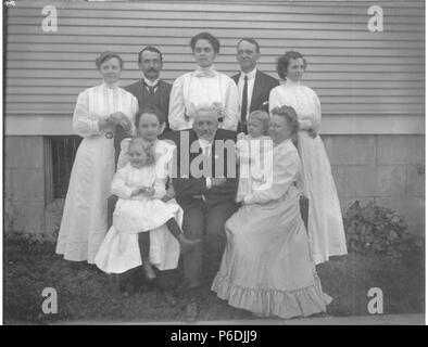 . Anglais : famille Kiehl en face de leur résidence au 421 West Galer St., Seattle, Washington, 1909 . Anglais : Texte de Kiehl log : Père, Marie, et de CHK HAK's les familles. Miraim vue avant. Album 1909 3.094 Sujets (LCTGM) : Kiehl, H. Ambrose--famille ; les familles--Washington (État)--Seattle ; logements--Washington (État)--Seattle Sujets (LCSH) : Queen Anne (Seattle, Washington) Concepts : la famille . 1909 58 famille Kiehl en face de leur résidence au 421 West Galer St, Seattle, Washington, 1909 (KIEHL 165) Banque D'Images