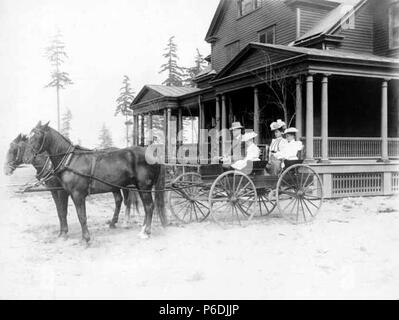 . Anglais : famille Kiehl assis dans leur wagon tiré par leurs chevaux Billy et médecin en face de leur résidence dans le quartier des officiers, Fort Lawton, Oklahoma, 1901 . Anglais : Texte de Kiehl log : Médecin et Billy et Wagon. Album 1901 3.036 Sujets (LCTGM) : Kiehl, H. Ambrose--famille ; à des chevaux--Washington (État)--Seattle ; des officiers--Washington (État)--Seattle Sujets (LCSH) : United States. Caserne de l'armée--et-quarts ; Fort Lawton (Seattle, Washington) ; Les familiales--Washington (État)--Fort Lawton (Seattle), Billy (cheval) ; docteur (cheval) Concepts : Famille ; thèmes animaux . 1901 59 Kie Banque D'Images