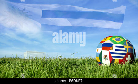 Ballon de soccer avec l'Uruguay d'un drapeau pour le russe, l'événement sportif de l'équipe uruguayenne de célébration. Football réaliste sur poteau de but sur fond de ciel bleu. Inc Banque D'Images