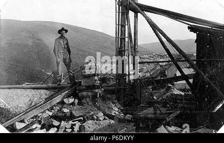 . Anglais : opération minière montrant miner et équipement, Territoire du Yukon, 1900 . Anglais : Légende avec image : Stafford-Williams- Clark, de l'arbre 1900 PH Coll 35,557 sujets l'or du Klondike (LCTGM) : or--Yukon Gold mining ;--Yukon ; l'exploitation aurifère matériel--Yukon Sujets (LCSH) : mines d'or et de l'exploitation minière--Yukon . 1900 63 activités d'exploitation minière et de l'équipement mineur montrant, Territoire du Yukon, 1900 (146) SARVANT Banque D'Images