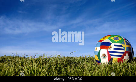 Ballon de soccer avec les pays drapeau de la fédération des groupes d'événements sportifs. Sur le terrain de football réaliste sur fond de ciel bleu. Comprend urugua Banque D'Images