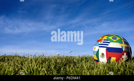 Ballon de soccer avec les pays drapeau de la fédération des groupes d'événements sportifs. Sur le terrain de football réaliste sur fond de ciel bleu. Comprend la russie Banque D'Images