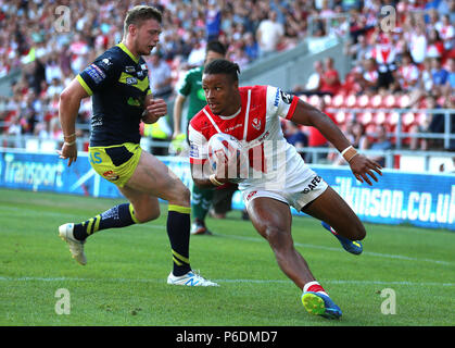 St Helens Regan Grace s'exécute dans de marquer ses côtés essayez d'ouverture du jeu au cours de la Super League Betfred match au stade totalement méchants, St Helens. Banque D'Images