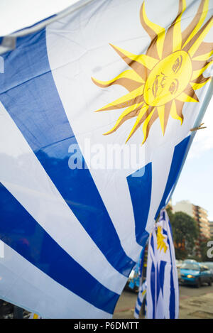 Drapeau de l'Uruguay à Montevideo ville rue fond du marché. L'Uruguay pays emblème national. Banque D'Images