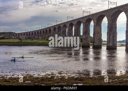 Les kayakistes au coucher du soleil sur la frontière royale pont qui franchit la rivière Tweed à Berwick-upon-Tweed dans le Northumberland, Angleterre du Nord-Est. Banque D'Images