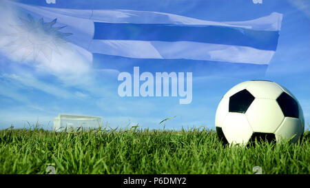 Ballon de soccer avec l'Uruguay drapeau pour événement sportif, l'équipe uruguayenne de célébration. Football en cuir réaliste sur poteau de but sur fond de ciel bleu. Banque D'Images