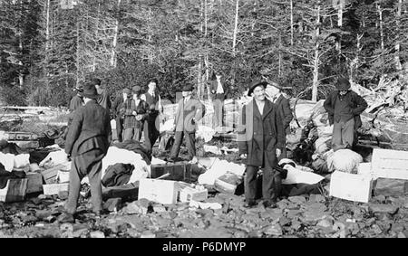 . Anglais : Les passagers à terre à partir de l'épave de bateau à vapeur MARIPOSA, Fitzhugh Sound, en Colombie-Britannique, octobre 1915 . Anglais : PH Coll 247,498 appartenant à l'Alaska Steamship Company, le Mariposa a subi des dommages sur une saillie rocheuse à l'extrémité supérieure de Fitzhugh Son. Il est renfloué par la vapeur de récupération d'Esquimalt, SALVOR et remorqué à la cale sèche du sud de Seattle et Construction Drydock Co. le 15 novembre. Les passagers ont été secourus en moins de deux heures et a atterri à Ketchikan. Sujets (LCTGM) : accidents de navire--Colombie-Britannique ; Sauve--Colombie-Britannique ; BAGAGES ; Alask Steamship Co.--People--British Co Banque D'Images