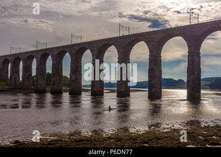 Les kayakistes au coucher du soleil sur la frontière royale pont qui franchit la rivière Tweed à Berwick-upon-Tweed dans le Northumberland, Angleterre du Nord-Est. Banque D'Images