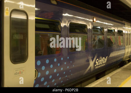 Glasgow, Ecosse, Royaume-Uni. 29 Juin, 2018. Un train de ScotRail centrale Waverley à Helensburgh a échoué, après avoir subi une défaillance du système de freinage et des problèmes avec ses systèmes électroniques. L'incident s'est produit dans un tunnel, entre Glasgow Charing Cross et de Queen Street, à environ trois quart le vendredi. L'arrivée d'ingénieurs d'organiser rapidement une solution. Un autre train combiné avec le train en panne et le poussa jusqu'à la rue Queen à une vitesse plus lente que d'habitude. Tous les passagers ont été descend via les portes arrière peu après 17:00. Iain McGuinness / Alamy Live News Banque D'Images