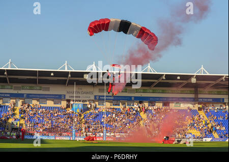 Warrington, Royaume-Uni. Vendredi 29 juin 2018 , Stade Halliwell Jones, Warrington, Angleterre ; Betfred Super League, Warrington Wolves v Salford Diables Rouges ; l'armée britannique Red Devils avant le Crédit : News Images /Alamy Live News Crédit : Nouvelles Images /Alamy Live News Banque D'Images