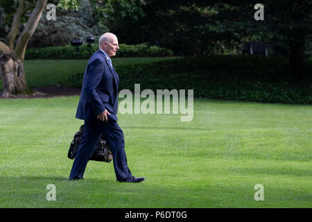 Washington, États-Unis d'Amérique. 28 Juin, 2018. Chef de Cabinet de la Maison blanche John Kelly promenades sur la pelouse Sud de la Maison Blanche qu'il revient d'un voyage à Washington, DC Le 28 juin 2018. Crédit : Alex Edelman/CNP Crédit dans le monde entier | conditions : dpa/Alamy Live News Banque D'Images