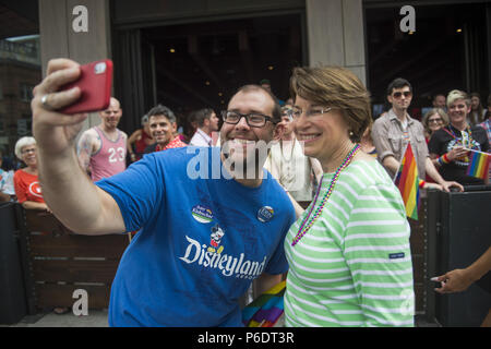 Minneapolis, Minnesota, USA. 24 Juin, 2018. Le sénateur américain Amy Klobuchar campagnes à la Pride Parade à Minneapolis, MN. Credit : Craig Lassig/ZUMA/Alamy Fil Live News Banque D'Images