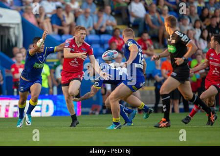 Stade Halliwell Jones, Warrington, Royaume-Uni. 29 Juin, 2018. Super League rugby Betfred, Warrington Wolves contre Salford Red Devils ; Kris Welham de Salford Red Devils passe le ballon Credit : Action Plus Sport/Alamy Live News Banque D'Images