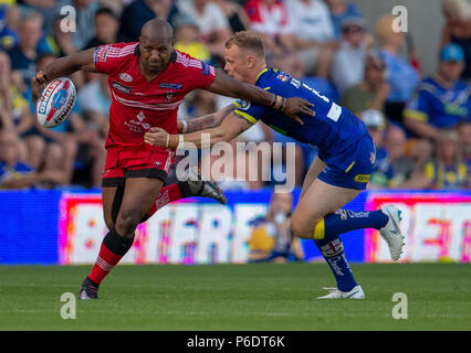 Stade Halliwell Jones, Warrington, Royaume-Uni. 29 Juin, 2018. Super League rugby Betfred, Warrington Wolves contre Salford Red Devils ; Robert Lui de Salford Red Devils est abordé par Kevin Brown de Warrington Wolves : Action Crédit Plus Sport/Alamy Live News Banque D'Images