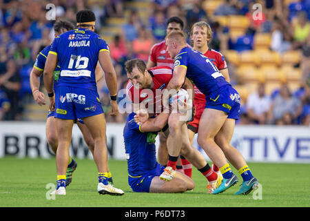 Stade Halliwell Jones, Warrington, Royaume-Uni. 29 Juin, 2018. Super League rugby Betfred, Warrington Wolves contre Salford Red Devils ; Mark Flanagan de Salford Red Devils est abordé : l'action de Crédit Plus Sport/Alamy Live News Banque D'Images