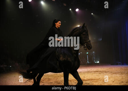 Northwich, Royaume-Uni, 29 juin 2018. Europe's equestrian theatre, "l'esprit du cheval", avec une toute nouvelle production pour 2018. Danses espagnoles les chevaux, les cavaliers cosaques russes et 'Pegasus' un cheval ailé. Arley Hall, Arley, Cheshire, 29 juin 2018 (C)Barbara Cook/Alamy Live News Banque D'Images