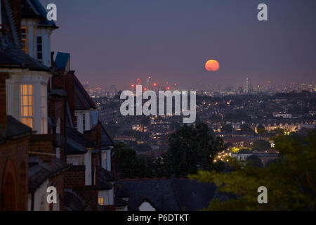 Londres, Royaume-Uni, 29 juin 2018. Lever de Londres vu de Muswell Hill. Une Lune gibbeuse 1 jour après la pleine lune. Crédit : David Bleeker Photography.com/Alamy Live News Banque D'Images