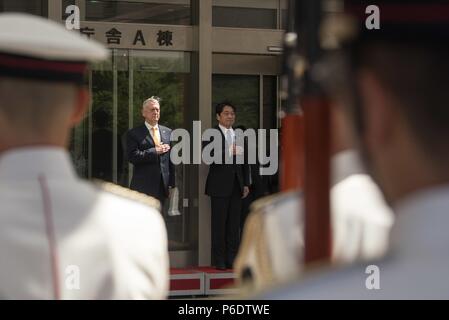 Le secrétaire américain à la Défense, James Mattis, à gauche, et le ministre de la Défense Japonais Itsunori Onodera pendant pendant la cérémonie d'arrivée officielle au Ministère de la Défense, le 29 juin 2018 à Tokyo, Japon. Mattis est à Tokyo pour rassurer le gouvernement japonais à la suite de la réunion au sommet avec le Président Trump et le dirigeant nord-coréen Kim Jung Un. Banque D'Images