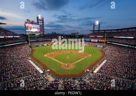 Philadelphie, Pennsylvanie, USA. 26 Juin, 2018. Vue de la Citizens Bank Park que les couchers de soleil au cours de la MLB match entre les New York Yankees et les Phillies de Philadelphie à la Citizens Bank Park de Philadelphie, Pennsylvanie. Christopher Szagola/CSM/Alamy Live News Banque D'Images