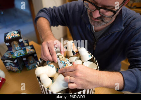 Buenos Aires, Argentine, l'Argentine. 29 Juin, 2018. Gabriel Alijo, l'un des fondateurs de la société qui fait le 'argentinushkas' dolls, s'occupe de l'un d'entre eux dans sa version de l'équipe nationale de soccer de l'Argentine, dans le contexte de la Coupe du Monde de la FIFA 2018 en Russie, à Buenos Aires, Argentine, capitale de l'Argentine, le 29 juin 2018. En accord avec le pays hôte de l'événement de soccer internationale maximale, l'amushkas «', comme les poupées russes traditionnelles "atryoshkas » sont également connus, ont leur version en Argentine sous la dénomination de 'argentinushkas'. Crédit : Martin Zabala/Xinhua/Alamy Banque D'Images