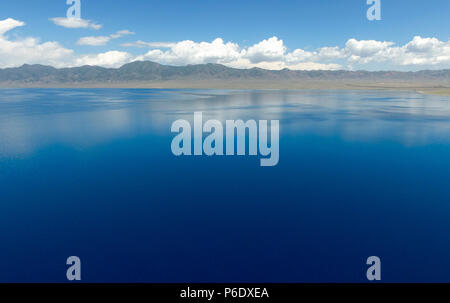 Du tronc. 29 Juin, 2018. Photo aérienne prise le 29 juin 2018 présente le décor du lac Sayram dans le nord-ouest de la région autonome Uygur du Xinjiang. Credit : Zhao Ge/Xinhua/Alamy Live News Banque D'Images