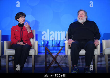 La Silicon Valley, USA. 29 Juin, 2018. Co-fondateur d'Apple Steve Wozniak (R) et Helen Liang, Coprésident de l'Alliance de la Silicon Valley, assister à la U.S.- Chine AI Tech Summit dans la Silicon Valley, aux États-Unis, le 29 juin 2018. Les États-unis- Chine AI Tech Summit a eu lieu le vendredi dans la Silicon Valley, qui cherchent à commencer un dialogue ouvert entre tech les dirigeants des deux pays sur les principaux défis de l'avenir avec l'accélération de l'IA dans diverses industries. Credit : Wu Xiaoling/Xinhua/Alamy Live News Banque D'Images